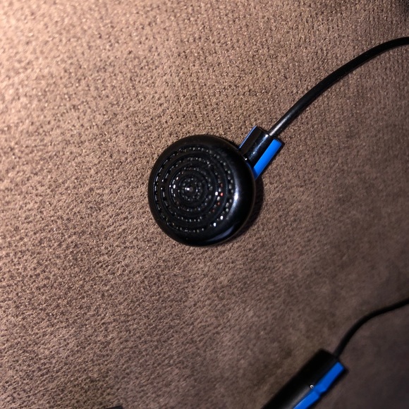 PlayStation Com’s Head Bud (Party Chat Only) - Picture 4 of 7